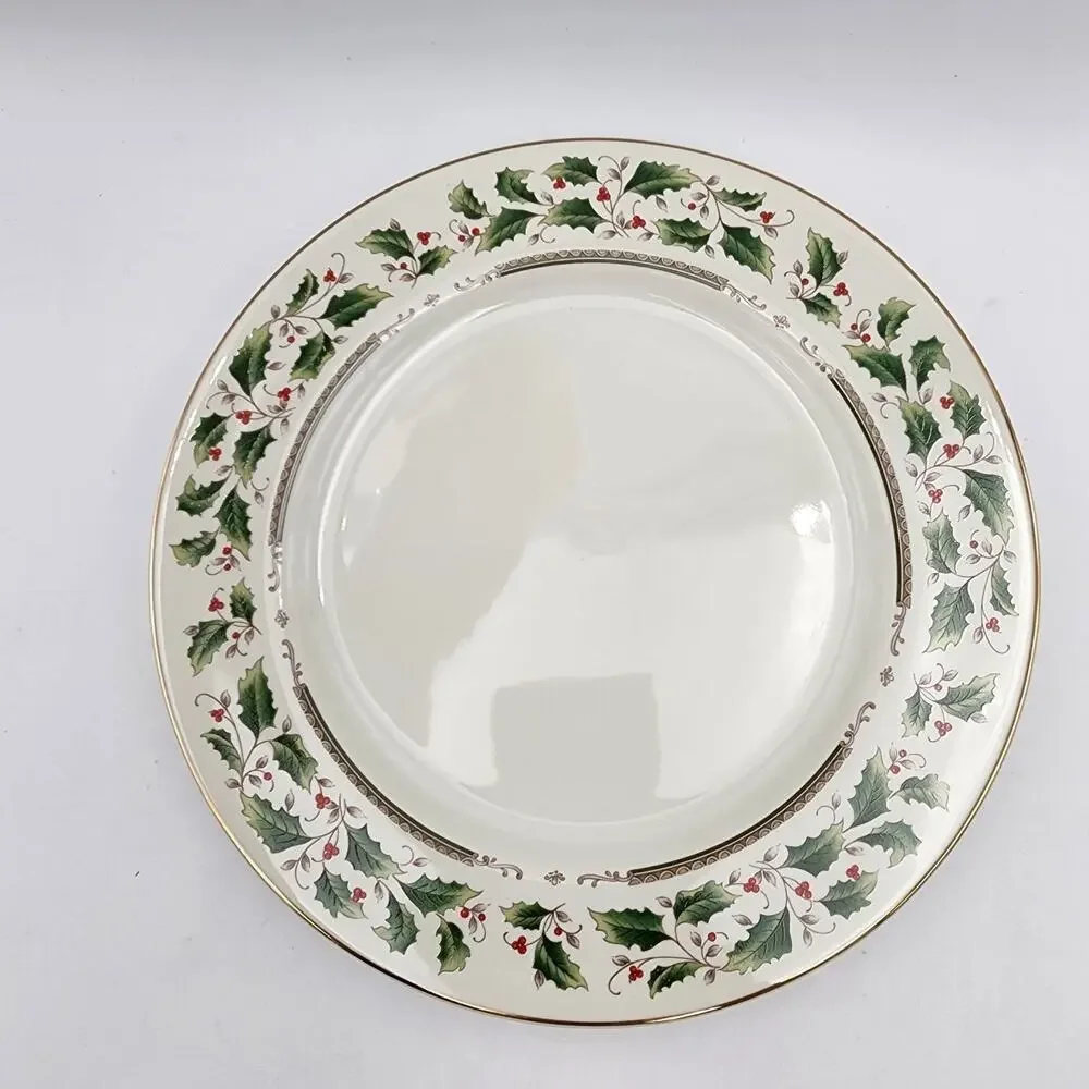 ROYAL LIMITED Holly Holiday 12 Piece Dinnerware Set Japan J-9821 Vintage 1987